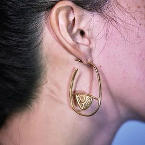 18k gold plated earring. like new.